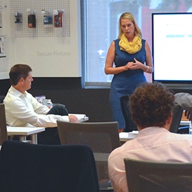 InVue CPCC 직원들을 위한 맞춤형 교육 프로그램을 제공하고 InVue .