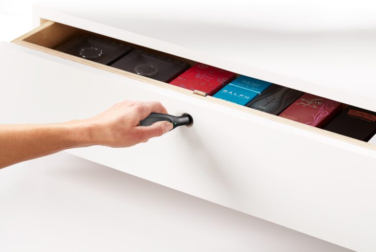 OneKEY로 스마트 잠금장치 해제 중