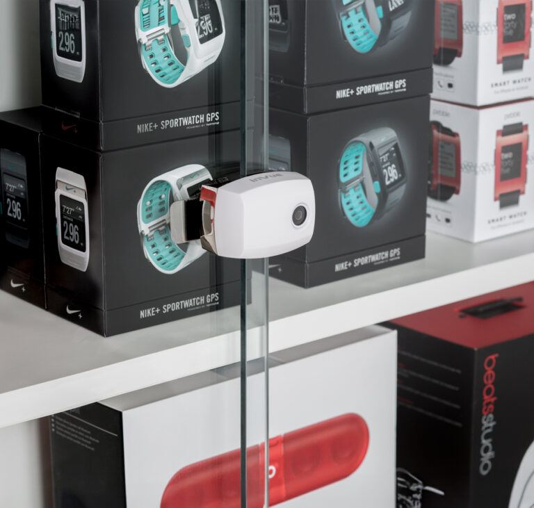 유니버설 잠금장치가 스마트워치를 유리문 뒤에 안전하게 보관합니다