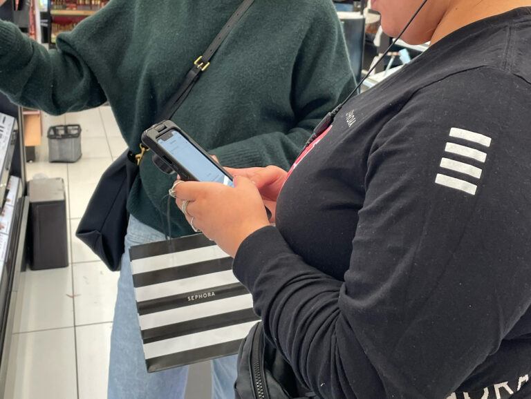 헬스 & 뷰티 매장에서 유연한 서비스와 원활한 통합을 위해 설계된 판매 시점 솔루션.