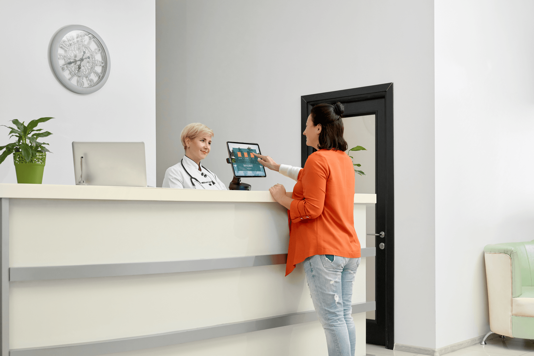 의료 시설에서 서비스 향상과 원활한 통합을 위해 설계된 판매 시점 솔루션.