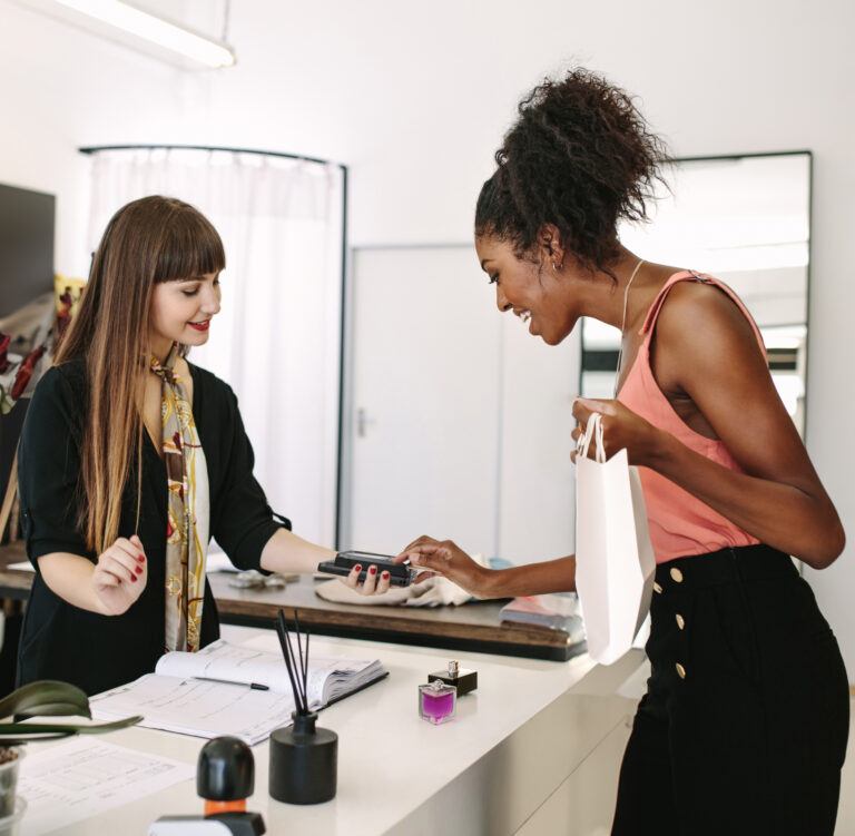 헬스 & 뷰티 매장에서 유연한 서비스와 원활한 통합을 위해 설계된 판매 시점 솔루션.
