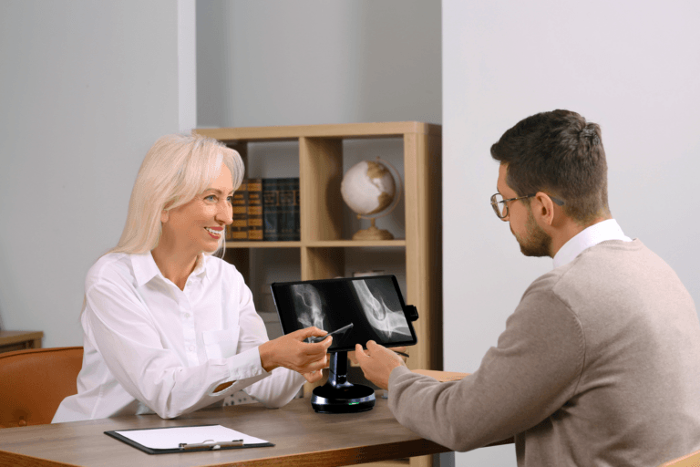 의료 시설에서 서비스 향상과 원활한 통합을 위해 설계된 판매 시점 솔루션.