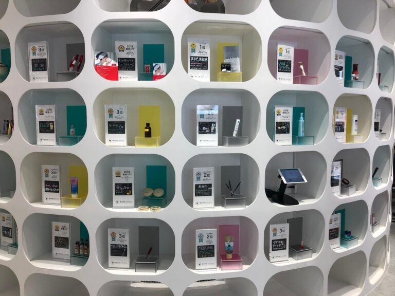 CT150 스마트 잠금장치를 이용한 화장품 보안 전시
