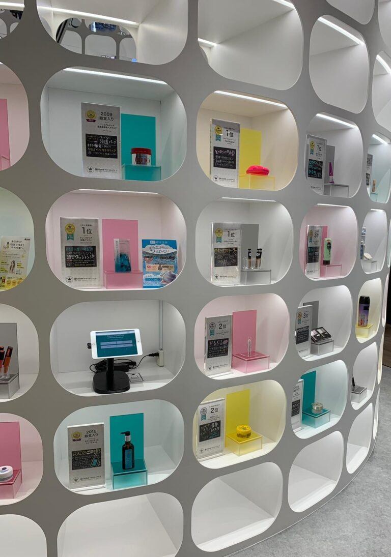 안전한 벽에 진열된 화장품