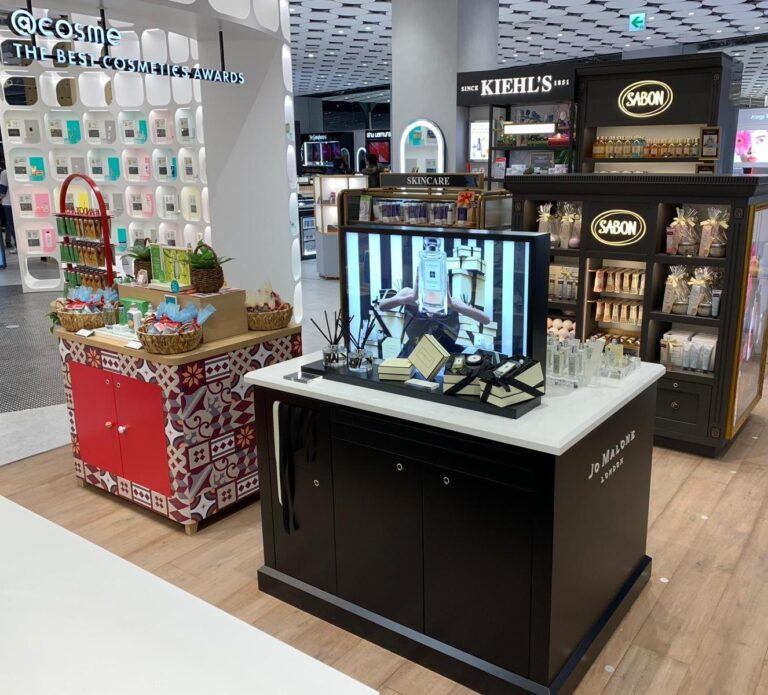 키엘 제품이 L430 잠금장치를 사용하여 안전하게 전시됩니다