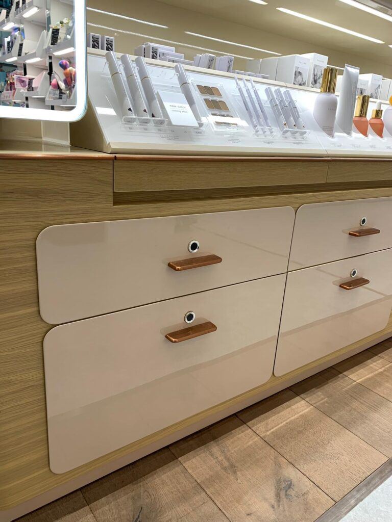 L430 잠금 장치로 보호되는 화장품 제품