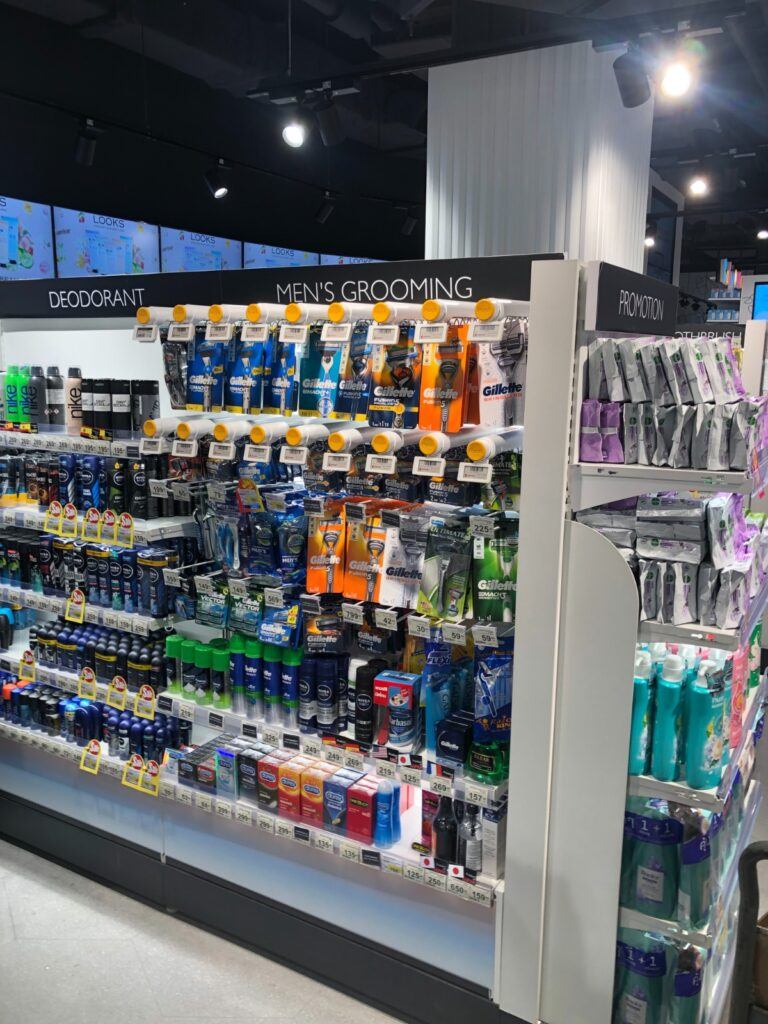 매장에 진열된 건강 및 미용 제품