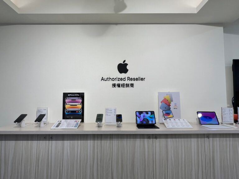 OnePOD 및 Zips과 함께 전시된 휴대폰 및 노트북