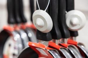 팬에 장착된 전자 상품 감시(EAS) 시스템