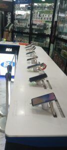 InVue 디스플레이에 장착된 스마트폰