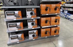 맥세스에서 포장 랩으로 고정된 제품들