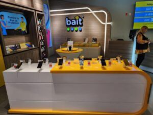 맥세스에서 안전하게 전시된 휴대폰