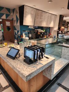 맥세스에서 POS가 안전한 디스플레이에 전시됨