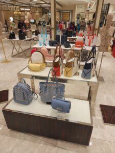 맥세스에서 안전하게 전시된 핸드백