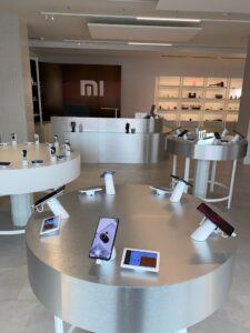 Mii에서 테이블 위에 휴대폰을 전시하는 OnePODs