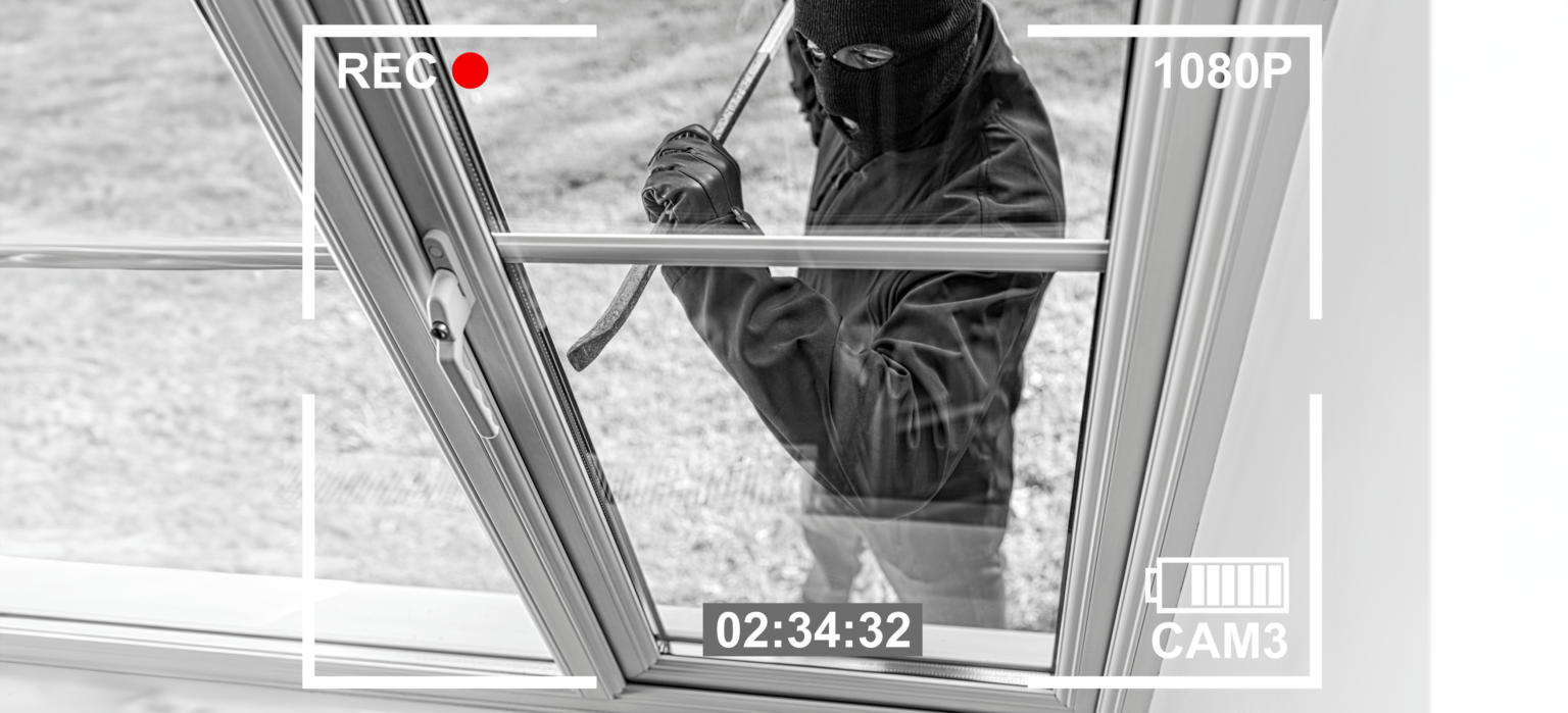 상점에 침입하는 남자