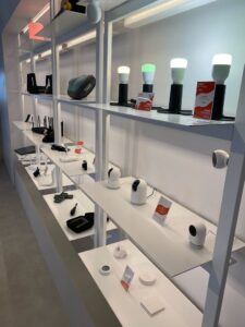 소매 환경에 전시된 제품들