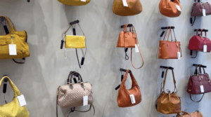 케이블 잠금장치를 사용한 지갑 전시