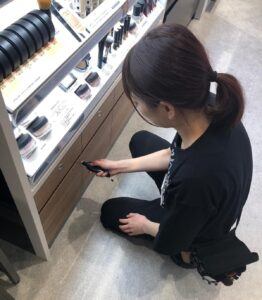 화장품·건강·뷰티 환경에서 스마트 도어락을 사용하는 여성