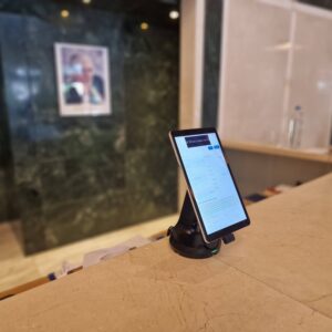 테이블 위의 태블릿 스탠드