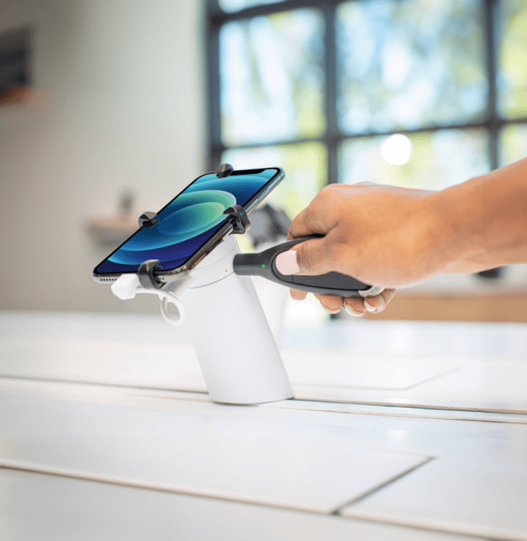 OneKEY One60 잠금 해제하는 사람