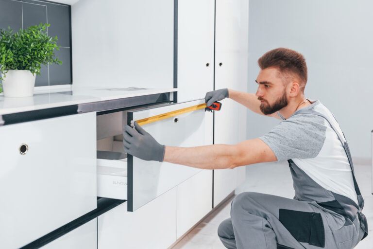 LIVE 기술 지원 줄자를 든 남성 이미지