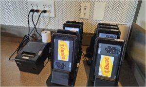 데니스 로고가 새겨진 휴대용 기기