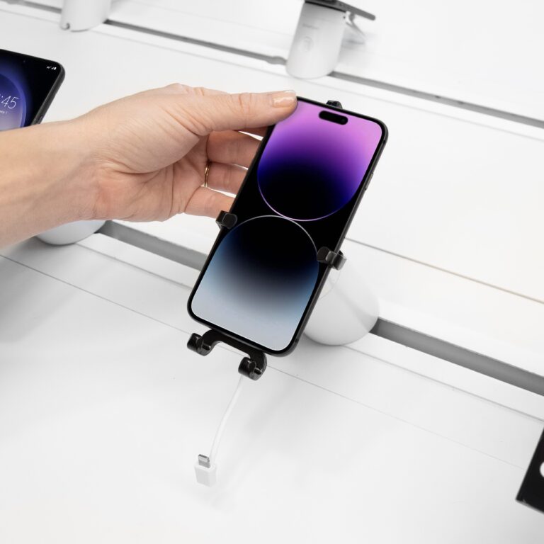 누군가가 퀵 릴리스 브라켓에서 휴대폰을 분리하고 있다.